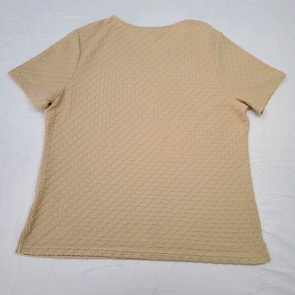 Sag Harbor women's size M top Beige color SS scoop neck textured material EUC - Picture 2 of 3